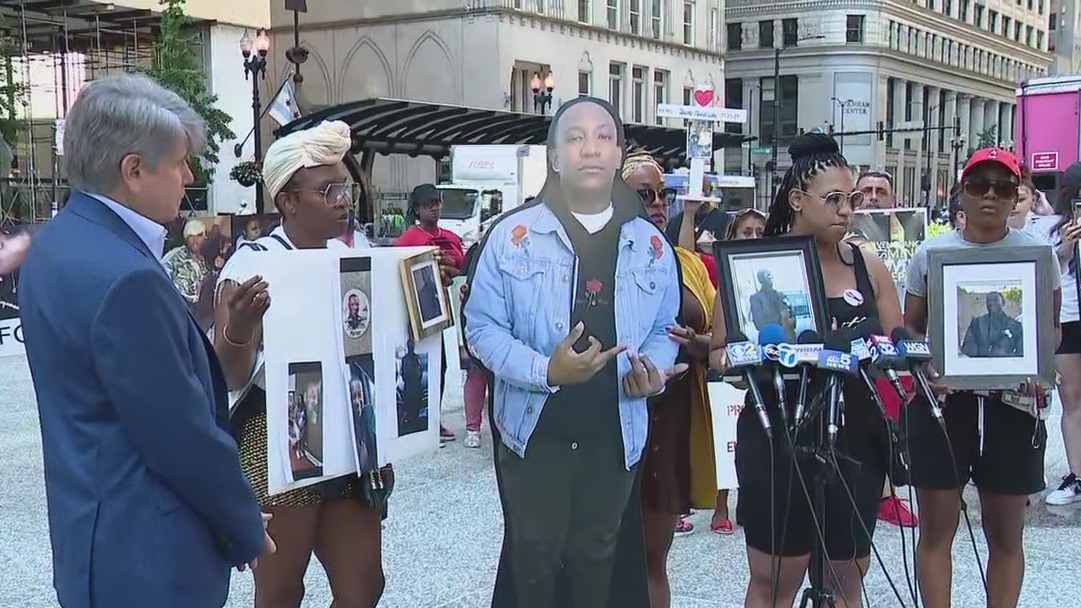 Blagojevich joins families of violence victims to demand Foxx harden stance on prosecuting criminals