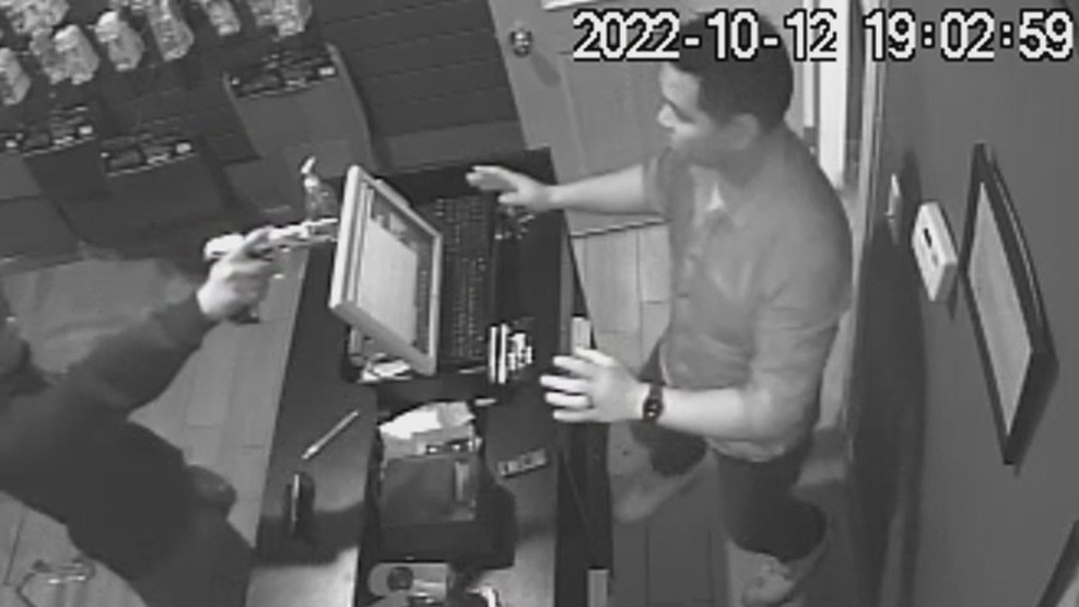 Chicago business owner grabs robber's gun, scares suspect away