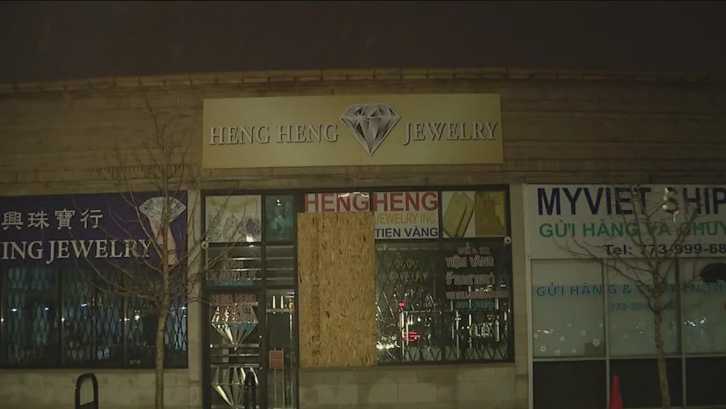 2 jewelry stores robbed on Chicago's North Side