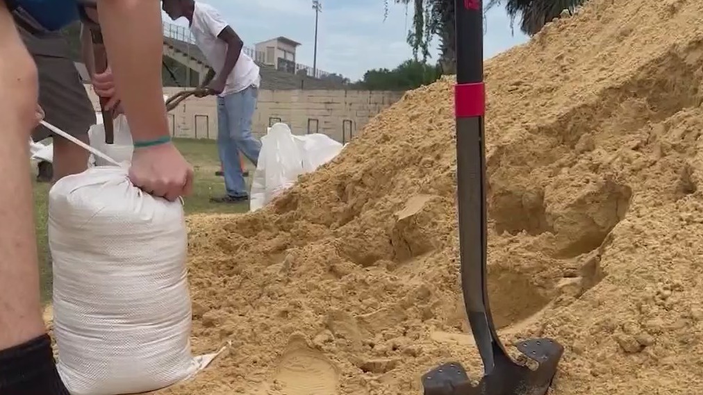 Gainesville residents empty sandbag station