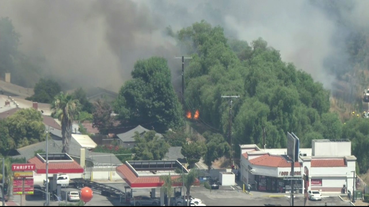 Brush fire breaks out along 118 Fwy near Granada Hills