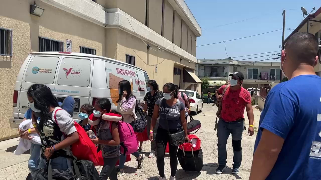Texas sends another bus of migrants to LA