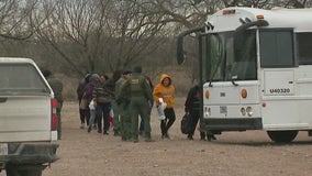 US lawmakers continue border deal talks amid record crossings