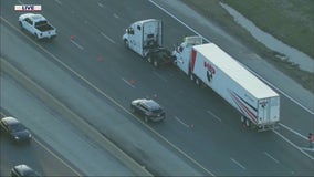 Truck reportedly leaking natural gas on I-55