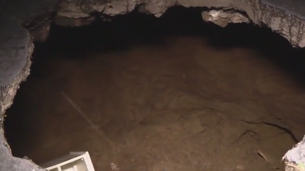 Sinkhole opens up in Pico-Union | FOX 11 Los Angeles