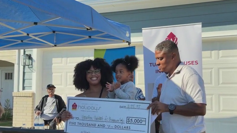 Warrick Dunn delivers Thanksgiving surprise in Texas