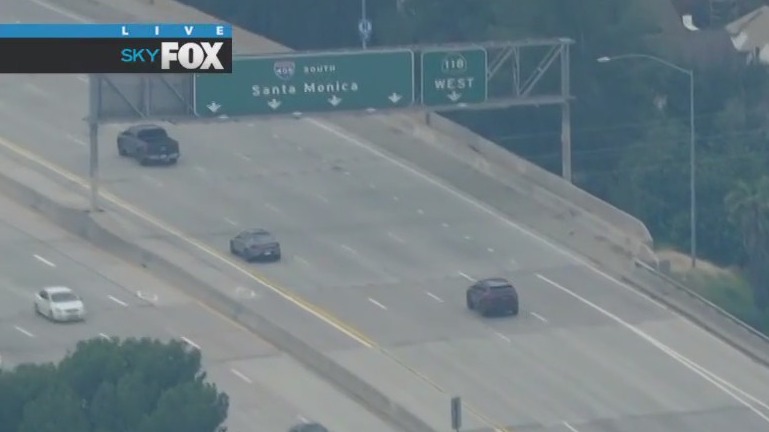 CHP in pursuit of assault suspect in the Santa Clarita Valley