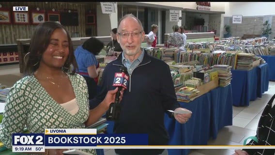 Neal Rubin sings to Charlie Langton at 2025 Bookstock