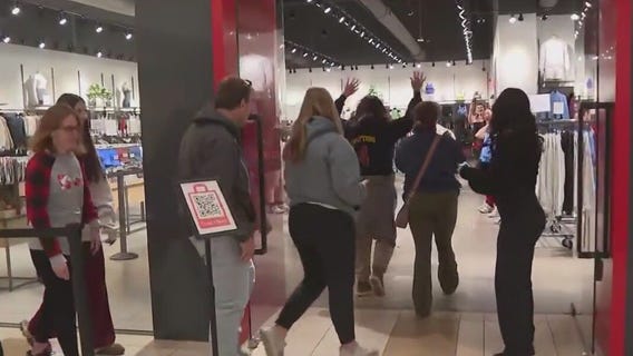 Black Friday shoppers flock to Chicago stores to score great deals