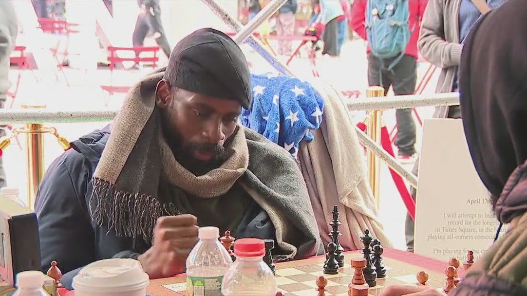 Man trying to break chess world record in NYC