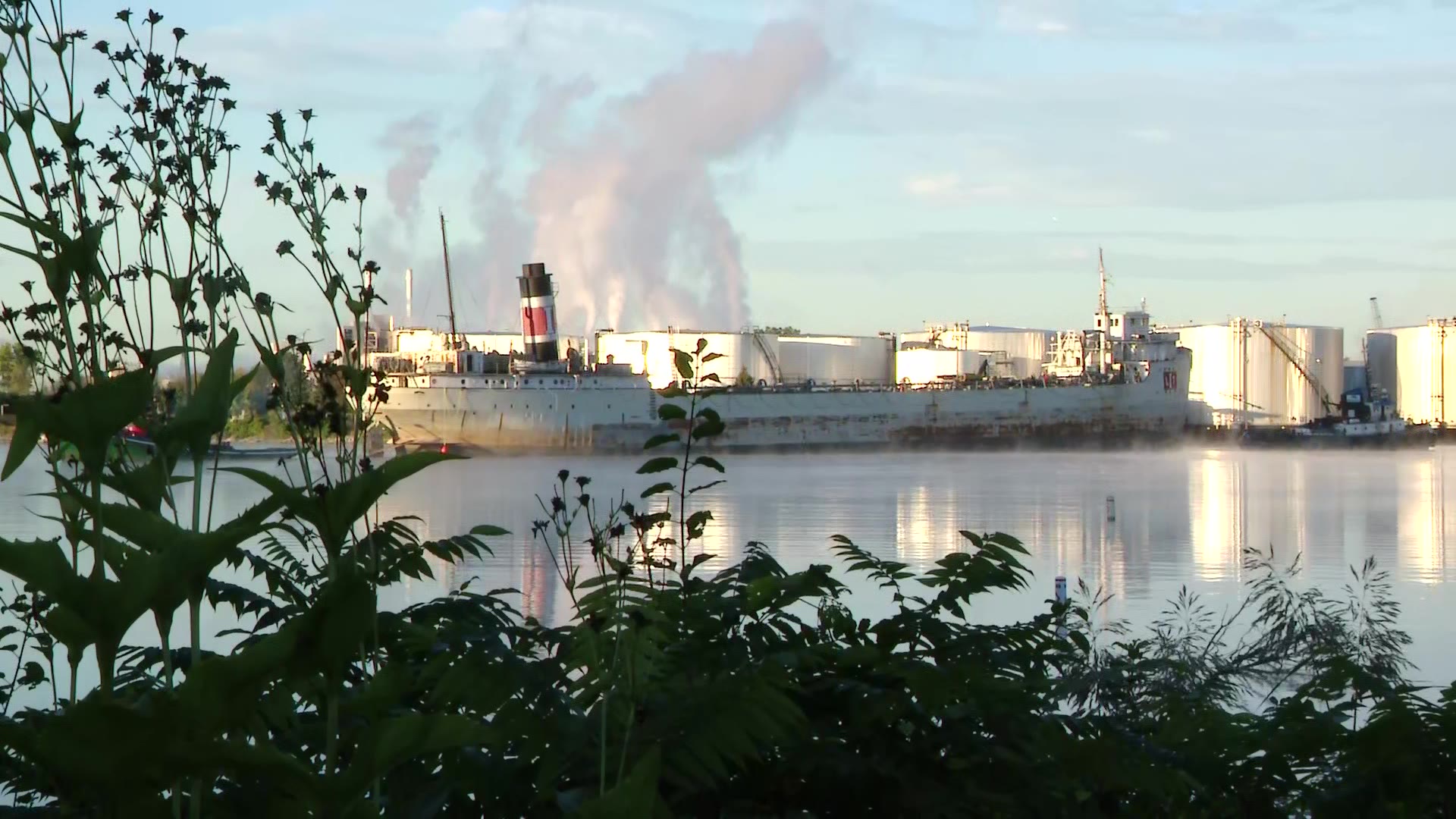 S.T. Crapo tugged out of harbor in Green Bay