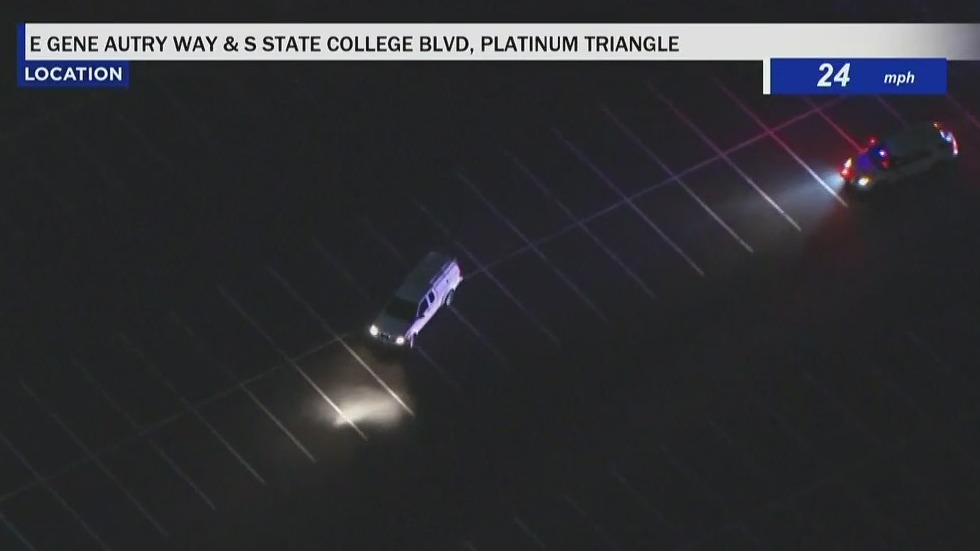 Police chase goes through Anaheim parking lot