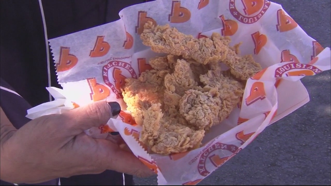 Cafe owner under fire for re-purposing Popeyes chicken