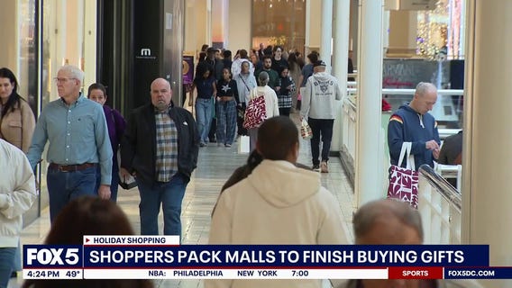 Shoppers hit local malls to pick up last-minute Christmas gifts
