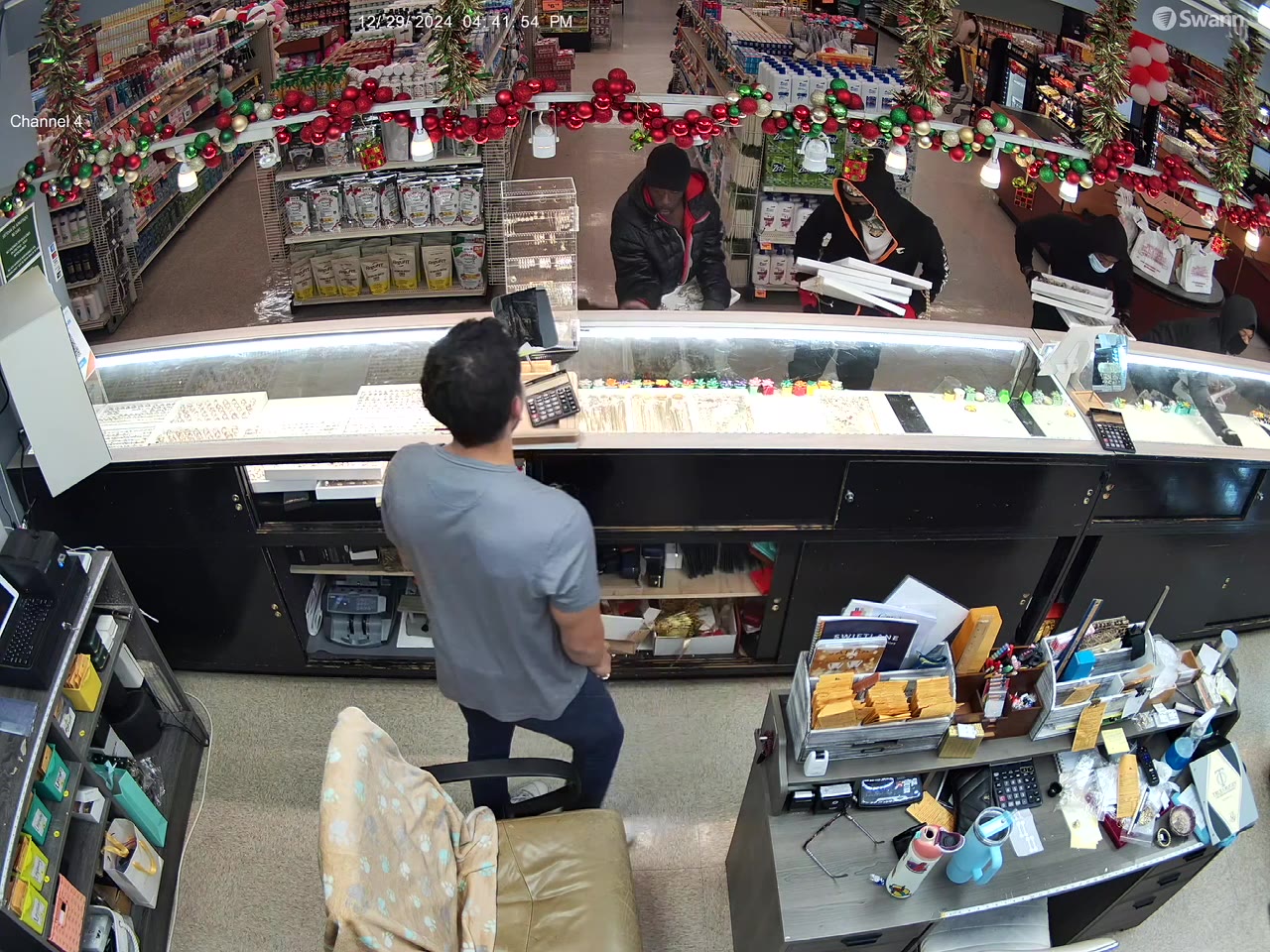 RAW: Dallas jewelry theft caught on camera