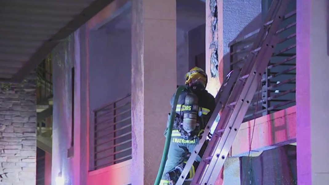 Fire breaks out at Surprise apartment complex | FOX 10 Phoenix