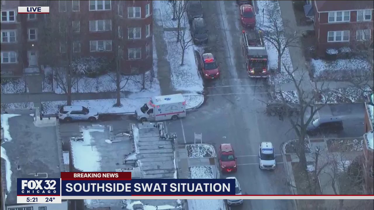 SWAT responds to Chicago residence for barricaded person