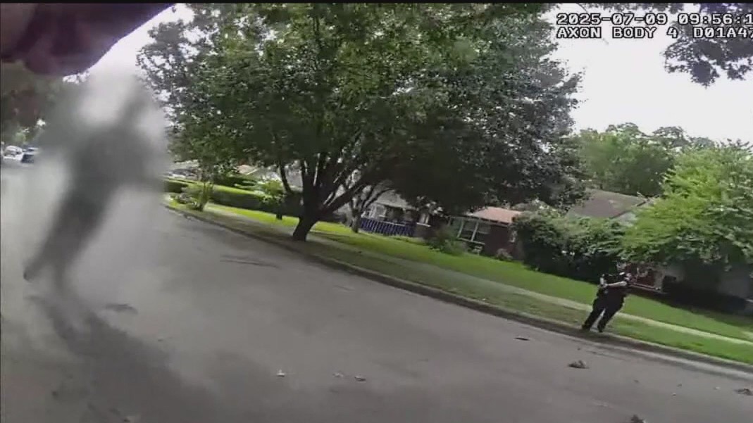 Dallas police shoot suspect with knives