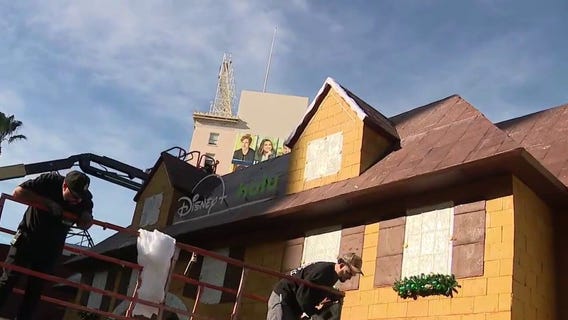 'Home Alone'-inspired gingerbread house 