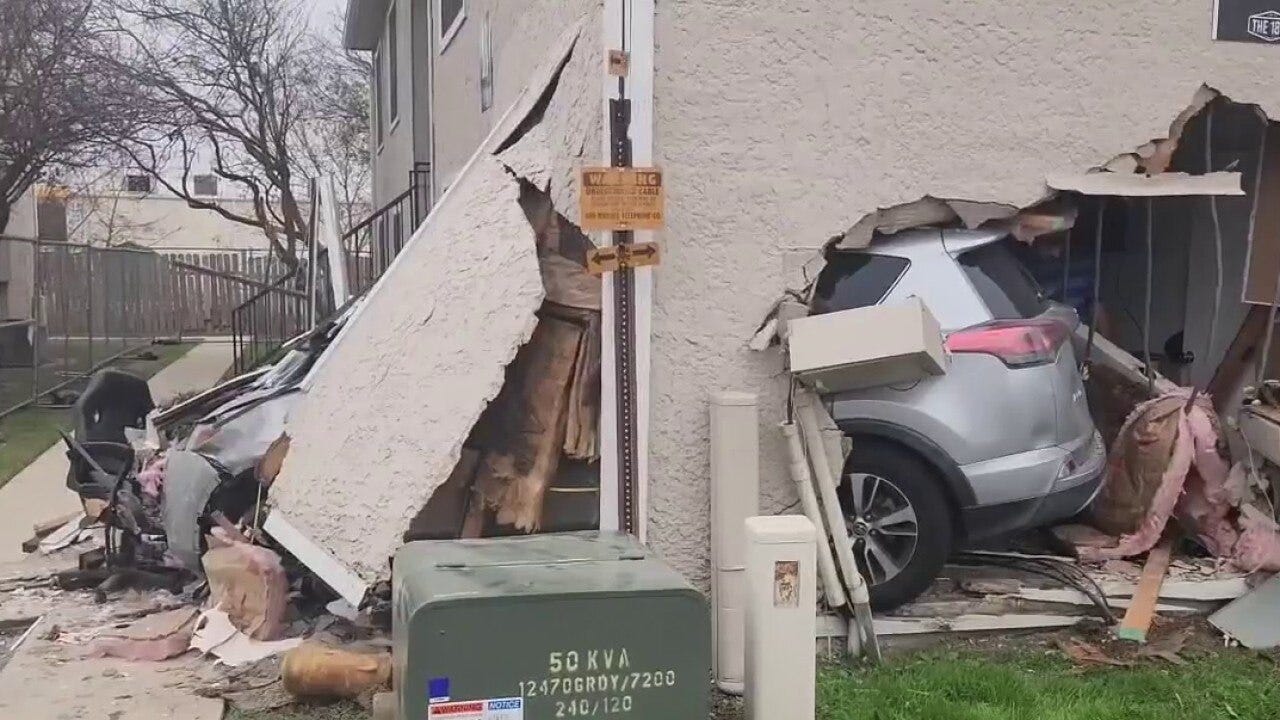 Teen crashes into San Marcos apartment building