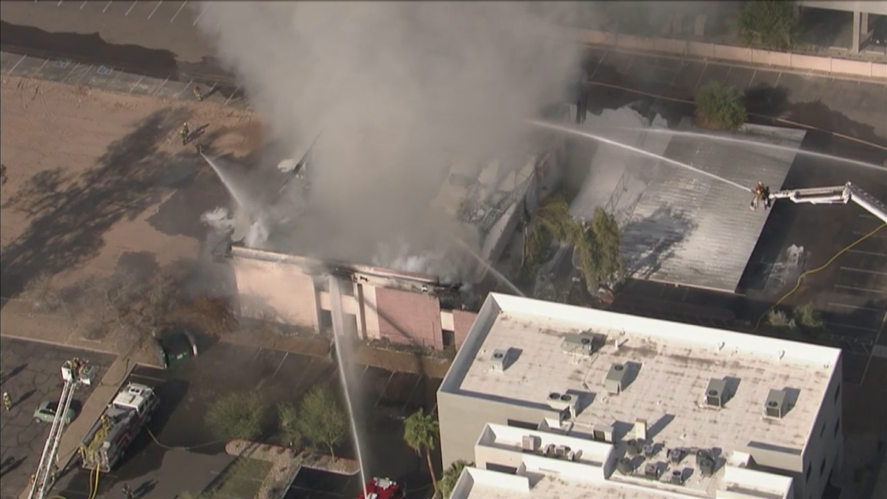 Phoenix crews battling large fire near State Route 51 | FOX 10 Phoenix