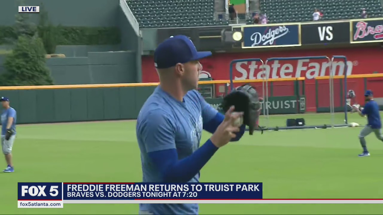 Freddie Freeman warms up before first game in Dodgers uniform in Atlanta