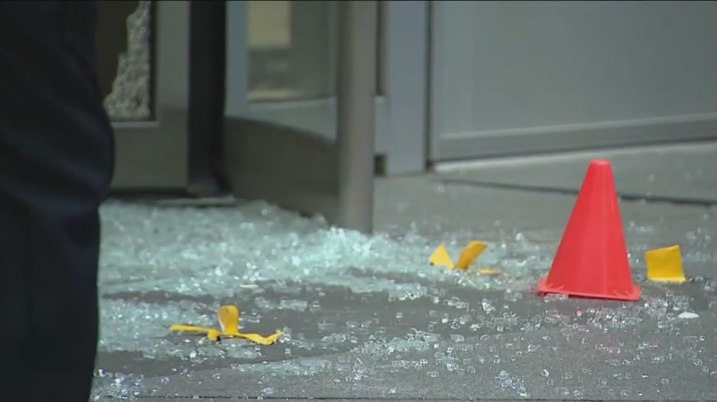 Chicago security guard shot in downtown bank robbery