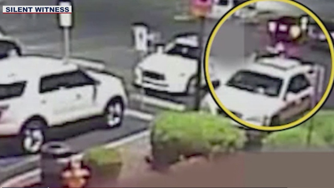 Video shows man reportedly robbing woman at gunpoint in North Phoenix ...