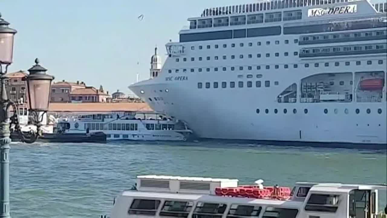 5 injured in Venice as cruise ship slams into tourist boat