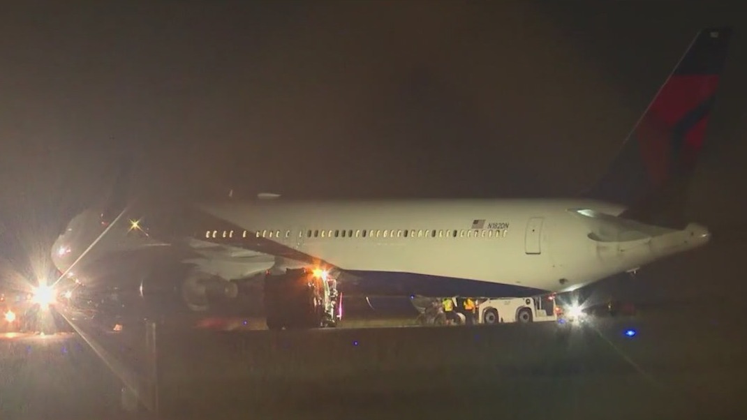 Carolina Panthers plane veers off runway