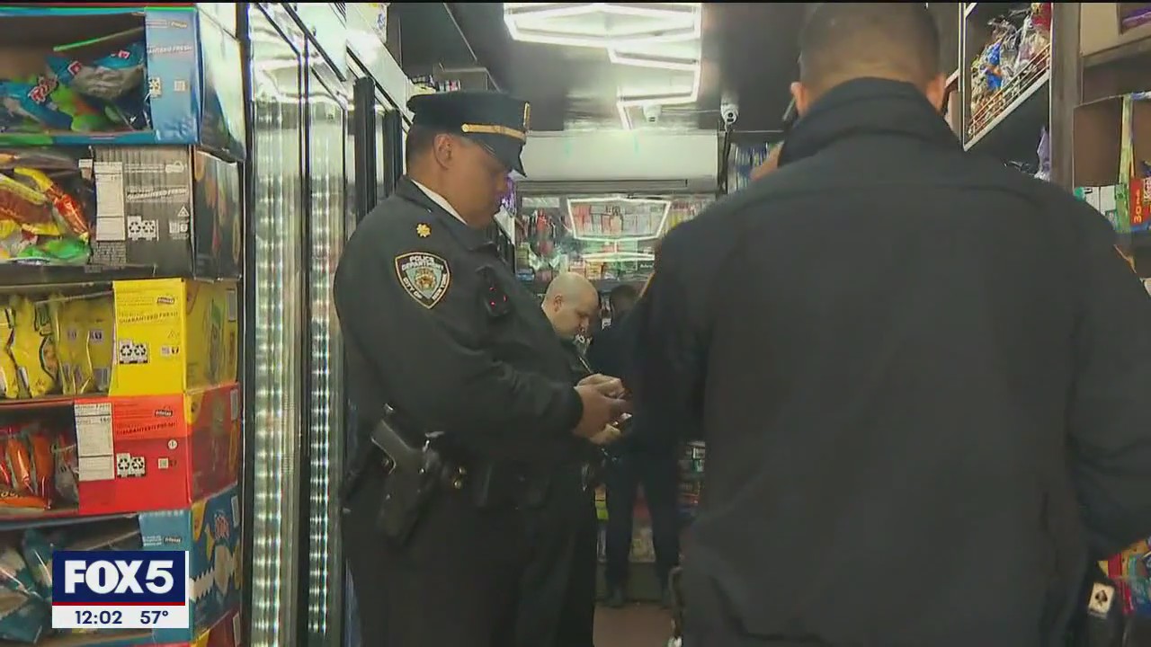 Stabbing in Harlem, police search for suspect