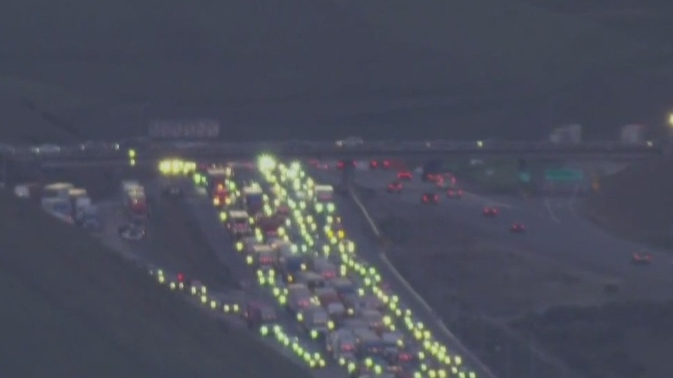 Overturned big rig snarls traffic at I-580 split near Livermore | KTVU ...