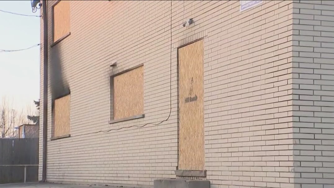 Hickory Hills apartment fire leaves man dead, another injured