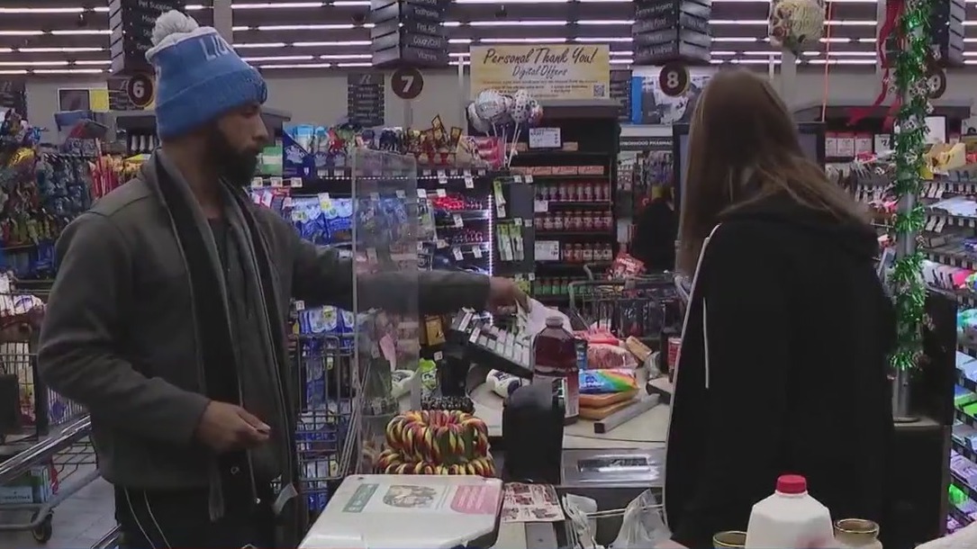 Procrastinators gather for last-minute shopping ahead of Christmas