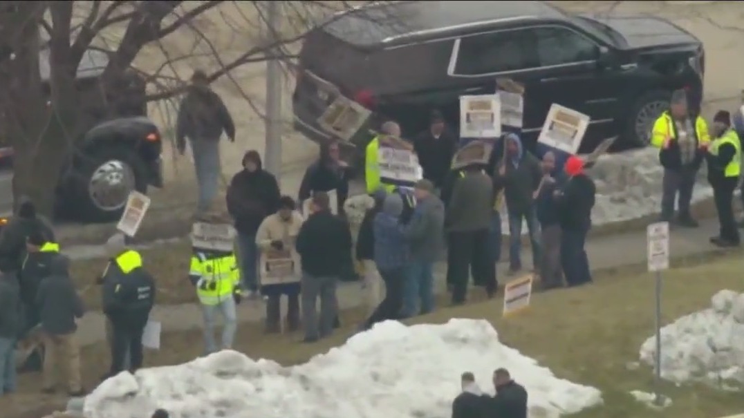 IDOT workers rally in Schaumburg