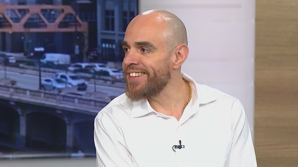 Poet José Olivarez honored with Chicago Public Library Foundation award