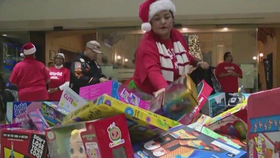Metra hosts Toys for Tots drive to give back this Christmas