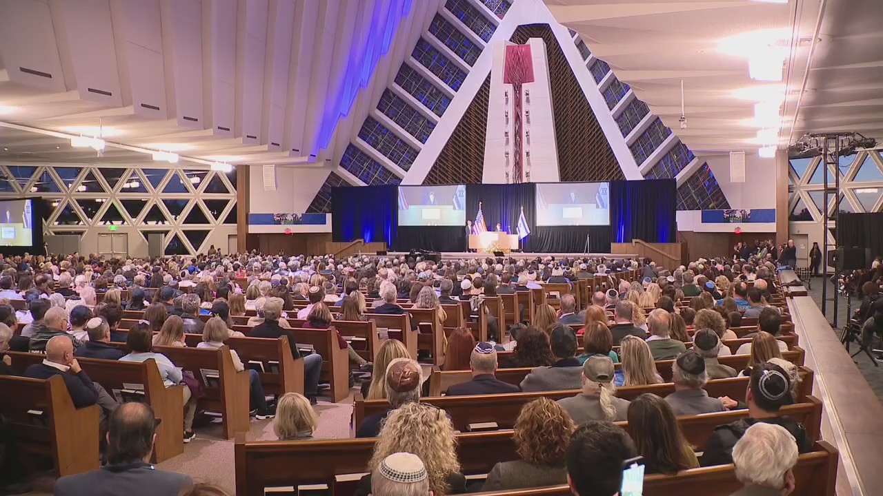 Show of solidarity at Congregation Shaarey Zedek in Southfield as 2,000 gather for Israel