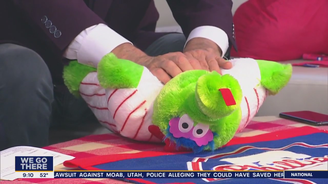 Doing CPR to Phillies-anthem 'Dancing On My Own'