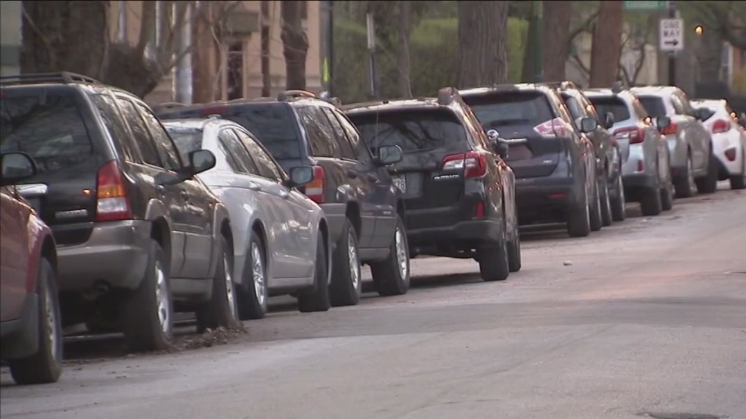 Chicago police warn residents of armed robberies during Facebook Marketplace meetups on West Side