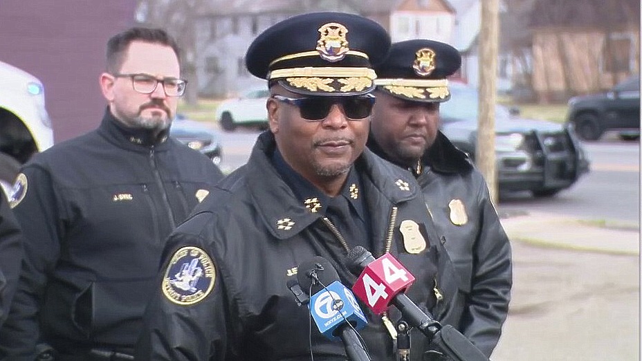 Detroit police offer $2,000 reward to find person who shot at officers on east side