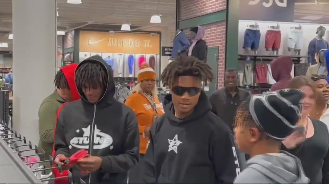 Tank Dell takes kids on shopping spree