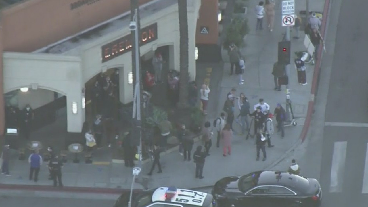 Crowd storms Erewhon Market without masks