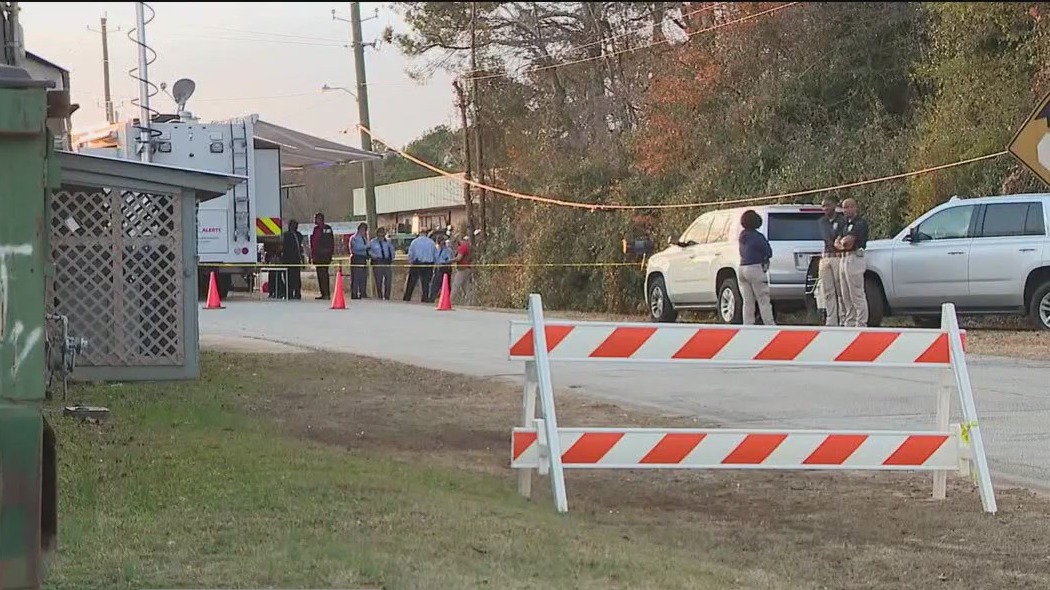 Manhunt for 'armed and dangerous' man in Grantville | FOX 5 Atlanta