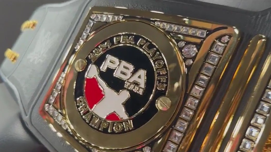 Florida bowling alley hosts professional bowling playoffs