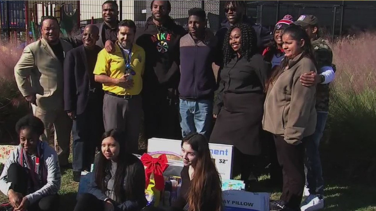 Bayou City Buzz: Texasn linebacker Chris Landrum gives back to local high school students