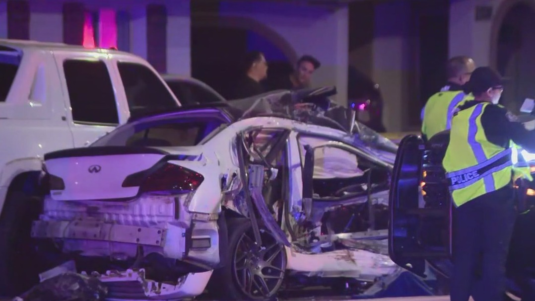 Police investigate deadly Mesa crash