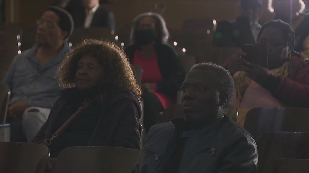 South Side Chicago residents rally against migrant bus arrivals