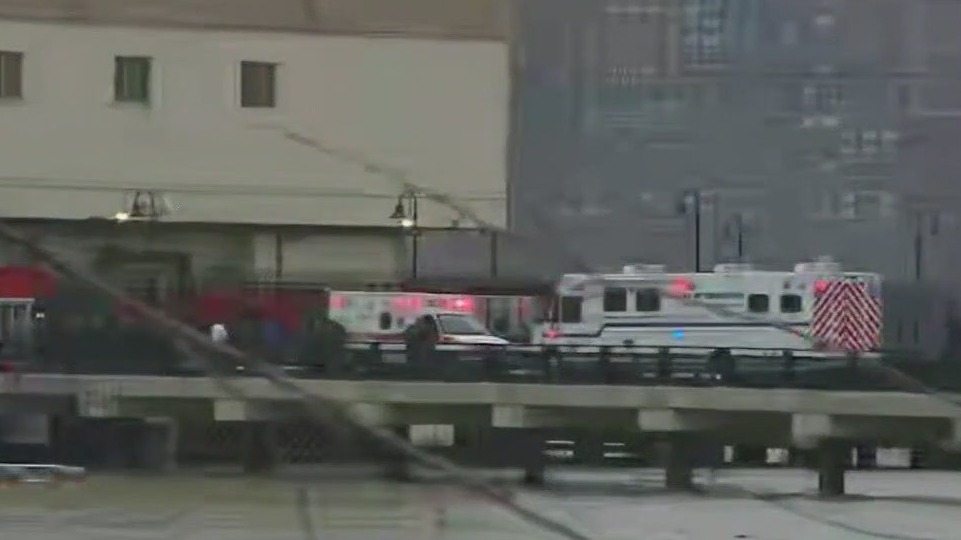 Helicopter crashes into Hudson River