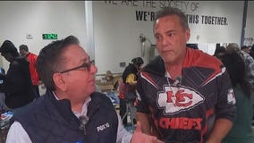 NFL player passes out Thanksgiving meals at Phoenix church